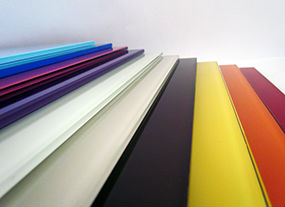 Vidrio con aplicación de color en una de sus caras.